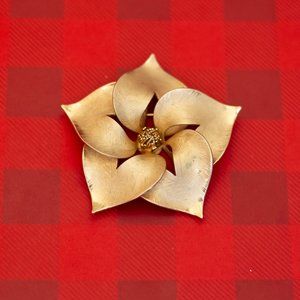 Vintage Intricate Lotus Flower Gold Tone Brooch by Giovanni - O30